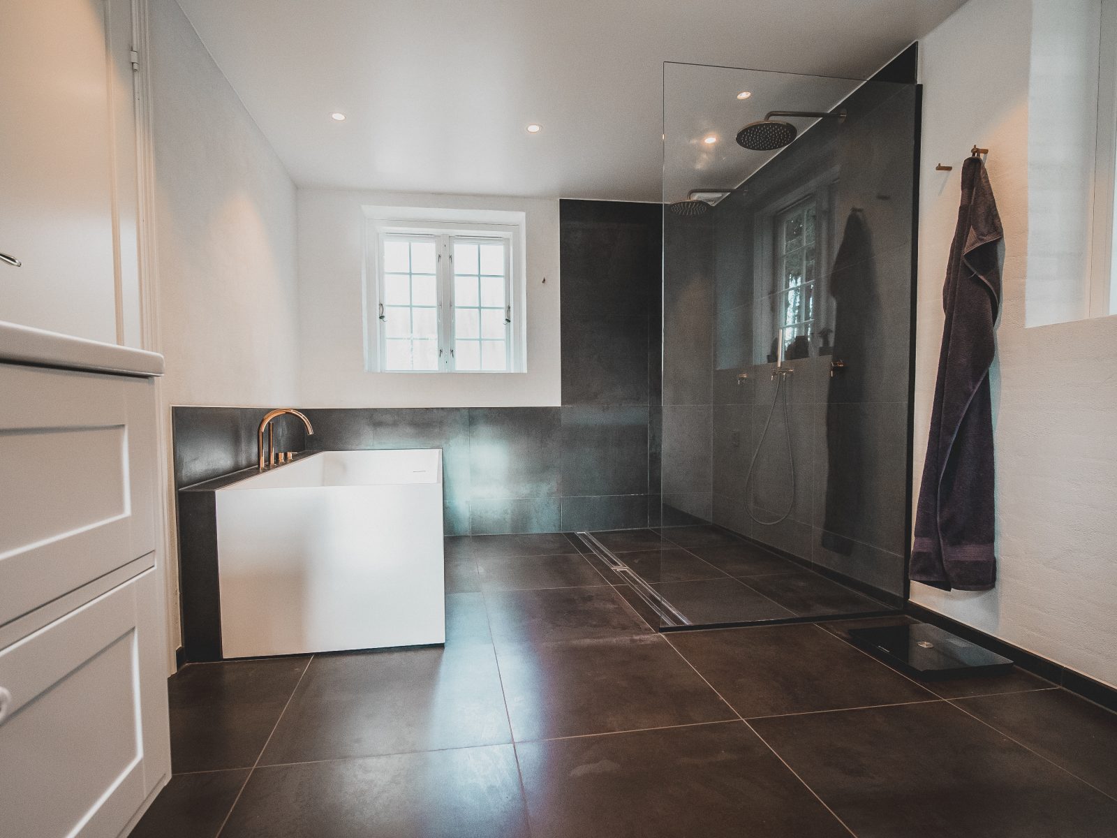 Elegante og kontrastfyldte badeværelser